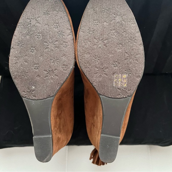 Women’s size 6 US wedge heel ankle bootie. - Picture 5 of 8